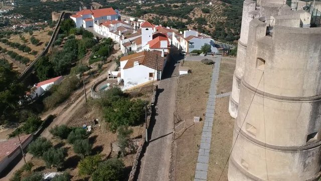 Evoramonte (Portugal) - Vue a&eacute;rienne du village fortitfi&eacute;
