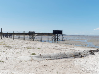 Fototapeta na wymiar Lagune cotière, marée basse, longue plage et sables des dunes de la réserve naturelle nationale du marais d'Yves entre La Rochelle et Rochefort en Charente-Maritime