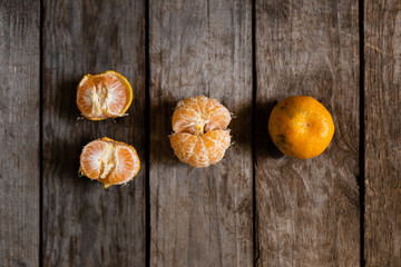 Frutas citricas descascadas, gomos de frutas.