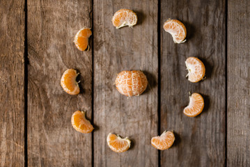 Fototapeta na wymiar Frutas citricas descascadas, gomos de frutas.