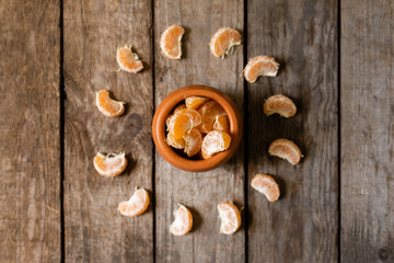 Frutas citricas descascadas, gomos de frutas.