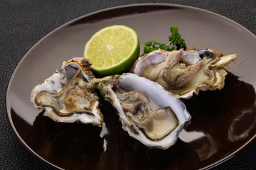 Oysters with lime and parsley