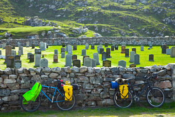 Cicloturismo y cementerio junto a playa Bostadh (Cycling and cemetery nearby Bostadh Beach). Great...