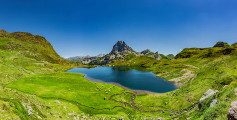 Panorama lacs d’Auyous und Pic d’Ossau in den französischen Pyrenäen Nationalpark