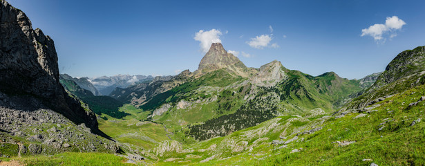 Fototapeta na wymiar Panorama Pic d’Ossau in den französischen Pyrenäen Nationalpark