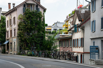 Fahrräder am Strassenrand in Luzern Schweiz
