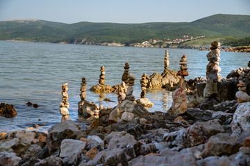 Felsensteine ausgelegt am Strand