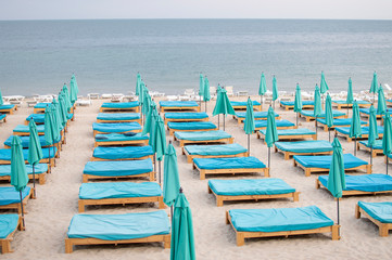 Obraz premium many empty beach beds near the sea, a beach without people, an abandoned resting place