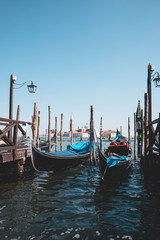 Fototapeta na wymiar Gondel, Steg, Italien, Venedig, Schiffe, Boote, Lampen, Meer, Salzwasser, wasser