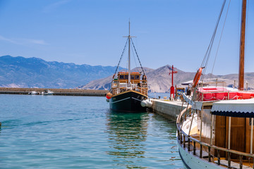 Auf einem Pier, der Küste entlang, Kroatien