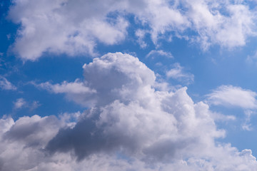 Blauer Himmel, weiße Wolken