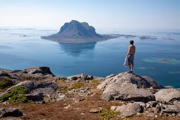 Foto op Plexiglas On tour to island of Vega - on topp of Ravnfloget © Gunnar E Nilsen