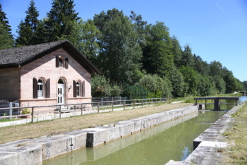 Obraz premium Schwarzenbruck Schleuse 58 Schleusenwärterhaus Landkreis Roth Ludwig-Donau-Main-Kanal Alter Kanal Kammerschleuse Radwanderweg Rundwanderweg Naherholungsgebiet Metropolregion Nürnberg MDK Ludwigkanal 