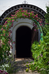 Rosenbogen Kloster Eingang