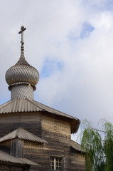 Fototapeta na wymiar russisch orthodoxe Holzkirche