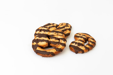Palmeras de hojaldre con chocolate sobre fondo blanco