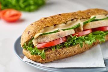 Fototapeten Großes Sandwich mit Hühnchen und Gemüse auf Teller © robertsre
