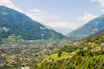 Fototapeta na wymiar Algund, Waalweg, Dorf, Obstbäume, Weinberge, Vinschgau, Südtirol, Sommer, Italien