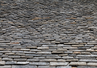 toit formé de plaques d'ardoises de differentes couleurs