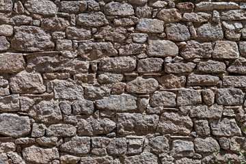 murs anciens formés de pierres de tailles differentes 