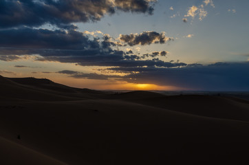 Fototapeta na wymiar Tramonto sulle dune di Merzouga