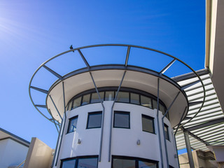 Naklejka premium Round shaped modern building against the blue sky
