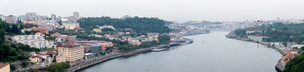 Obraz premium A panoramic skyline view of Porto, Portugal from Ponte da Arrábida