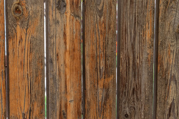 Naklejka premium a fence of old boards of light brown color with peeling varnish