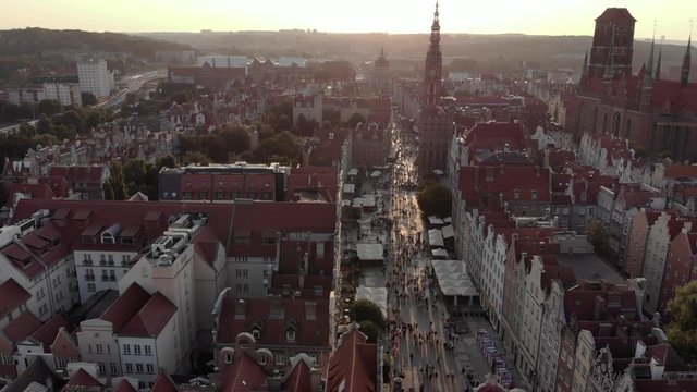 Gdańsk, panorama Śr&oacute;dmieścia, Długi Targ, Zielona Brama, kości&oacute;ł Bazylika Mariacka o zachodzie słońca