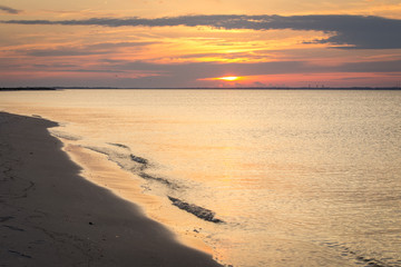 Obraz premium Watching an amazing sunset in Florida's panhandle