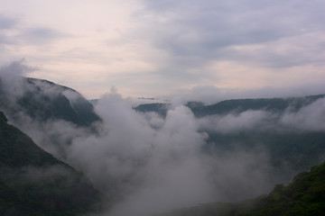 nubosidad sobre la cima de la montaña