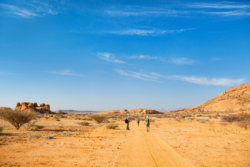 Fototapeta na wymiar Family hiking in Spitzkoppe Namibia