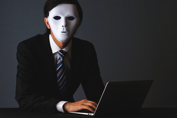 白い仮面をつけたビジネスマン