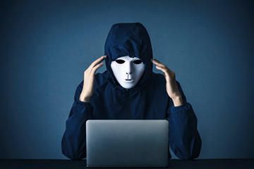 パソコン・白い仮面・男性