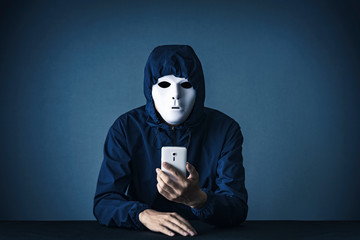 スマートフォン・白い仮面・男性