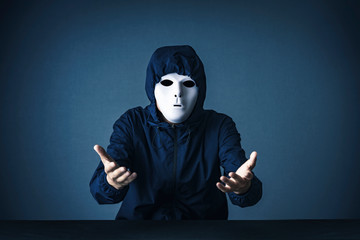 白い仮面をつけた男性