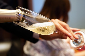 グラスに注がれるシャンパン