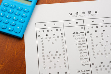 決算報告書　決算書　貸借対照表　ビジネスシーン