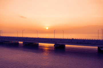 Obraz premium Silhouette of Suramadu bridge in East Java