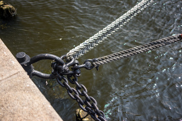 the ropes of the ship attachment chain to the pier