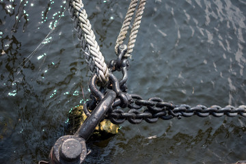 the ropes of the ship attachment chain to the pier