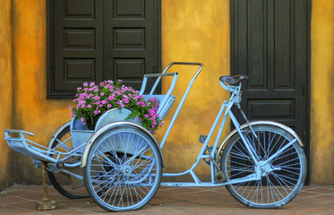 Fototapeta na wymiar vintage bicycle on a brick wall