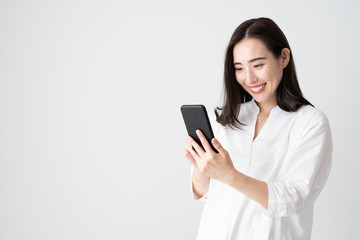女性　スマートフォン　白バック