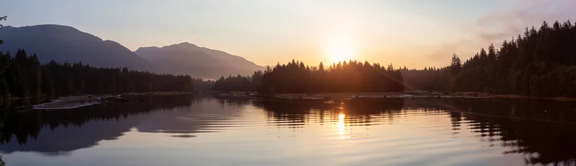 Gordijnen Prachtig panoramisch uitzicht op het Canadese landschap tijdens een zonnige zomerzonsopgang. Genomen in Port Renfrew, Vancouver Island, BC, Canada. © edb3_16