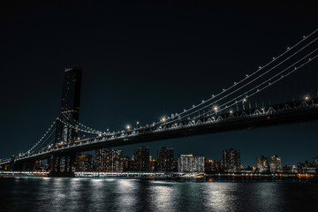 Fototapeta na wymiar Manhattan bridge with tall residential tower