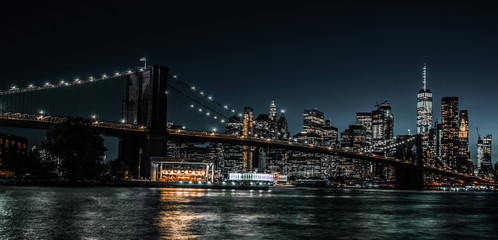 Fototapeta na wymiar Brooklyn Bridge summer long exposure