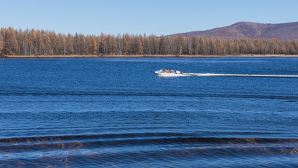 Obraz premium On the waters of the holiday lake, there are speedboats for tourists.