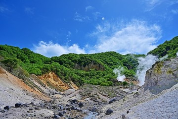 荒涼とした登別地獄谷と吹き上げる水蒸気の情景＠北海道