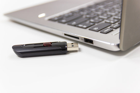 flash drive with laptop computer for conncet to USB port plug-in Laptop for transfer and backup business 