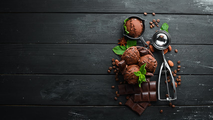 Obraz premium Ice cream with chocolate. Making ice cream on Wooden background. Top view. Free space for your text.